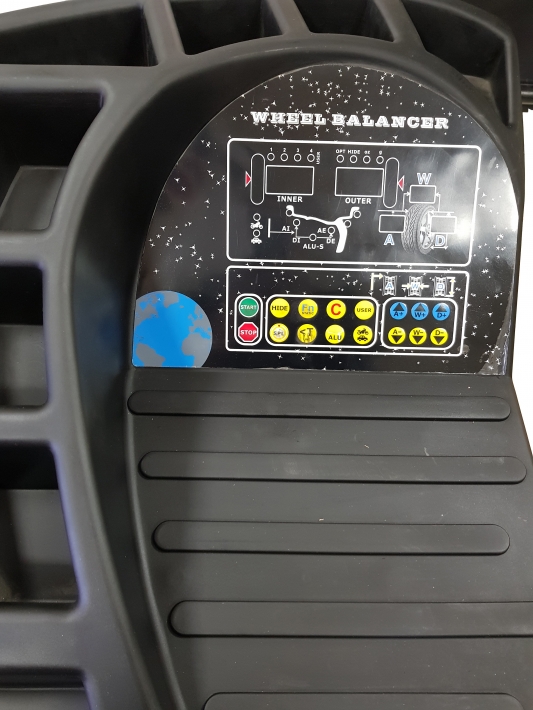 Полуавтоматический балансировочный стенд BRANN B823